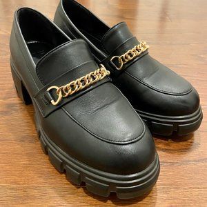 Chain Detail Lug Sole Loafer (Size 8.5. Color Black)